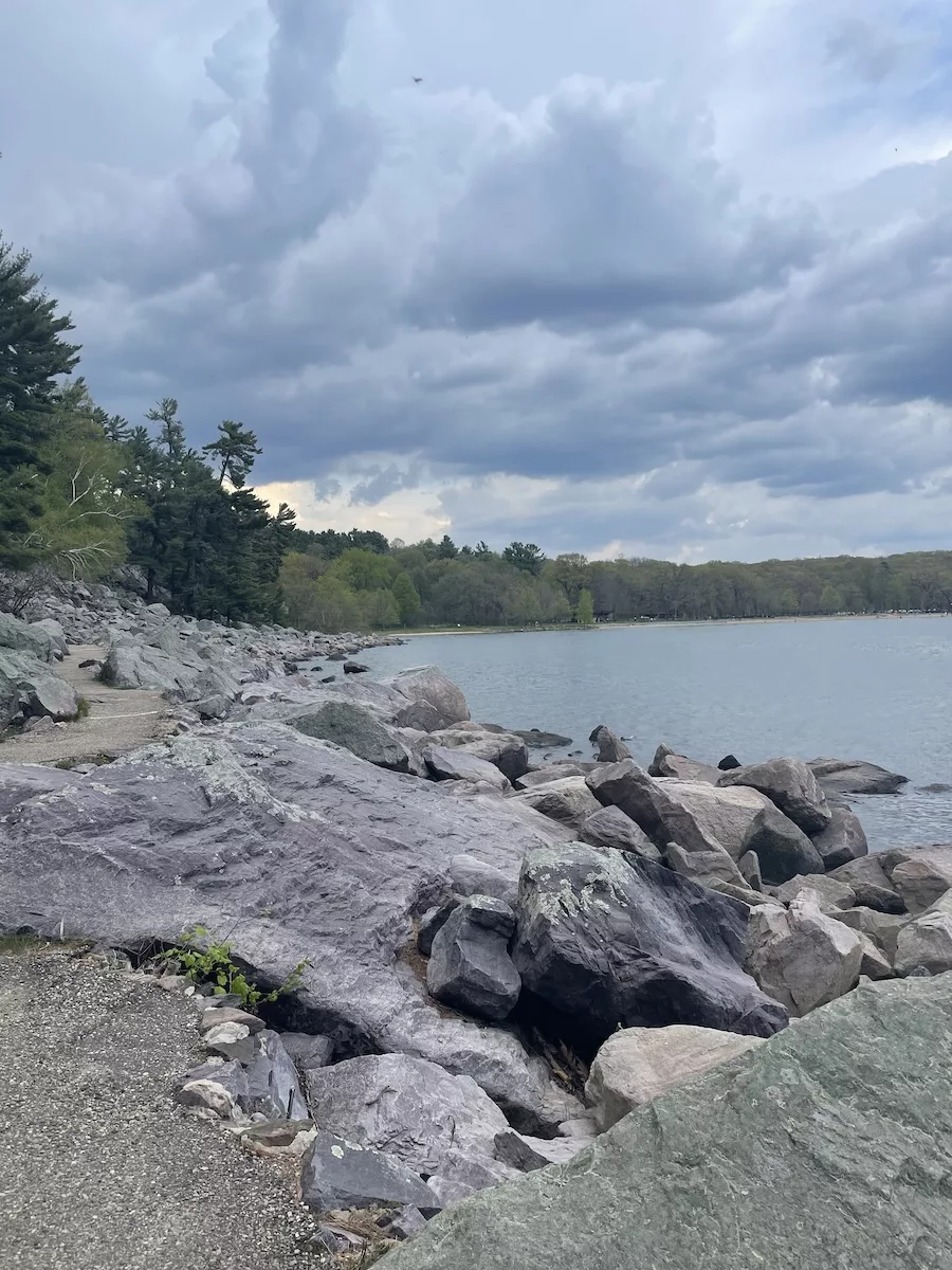 Image of rocky cliff side surrounding Devil's Lake